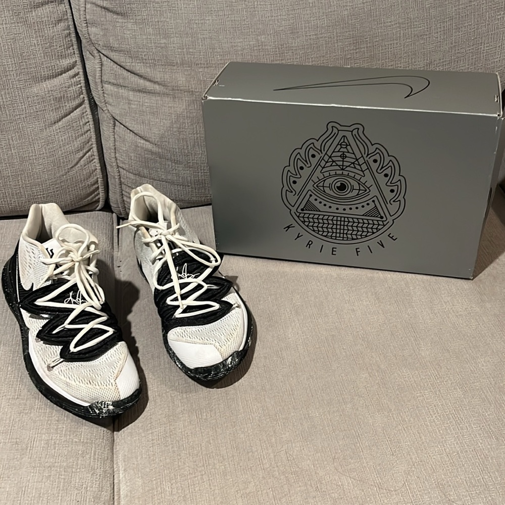 Mens Nike Kyrie 5 Oreos-Size 9.5